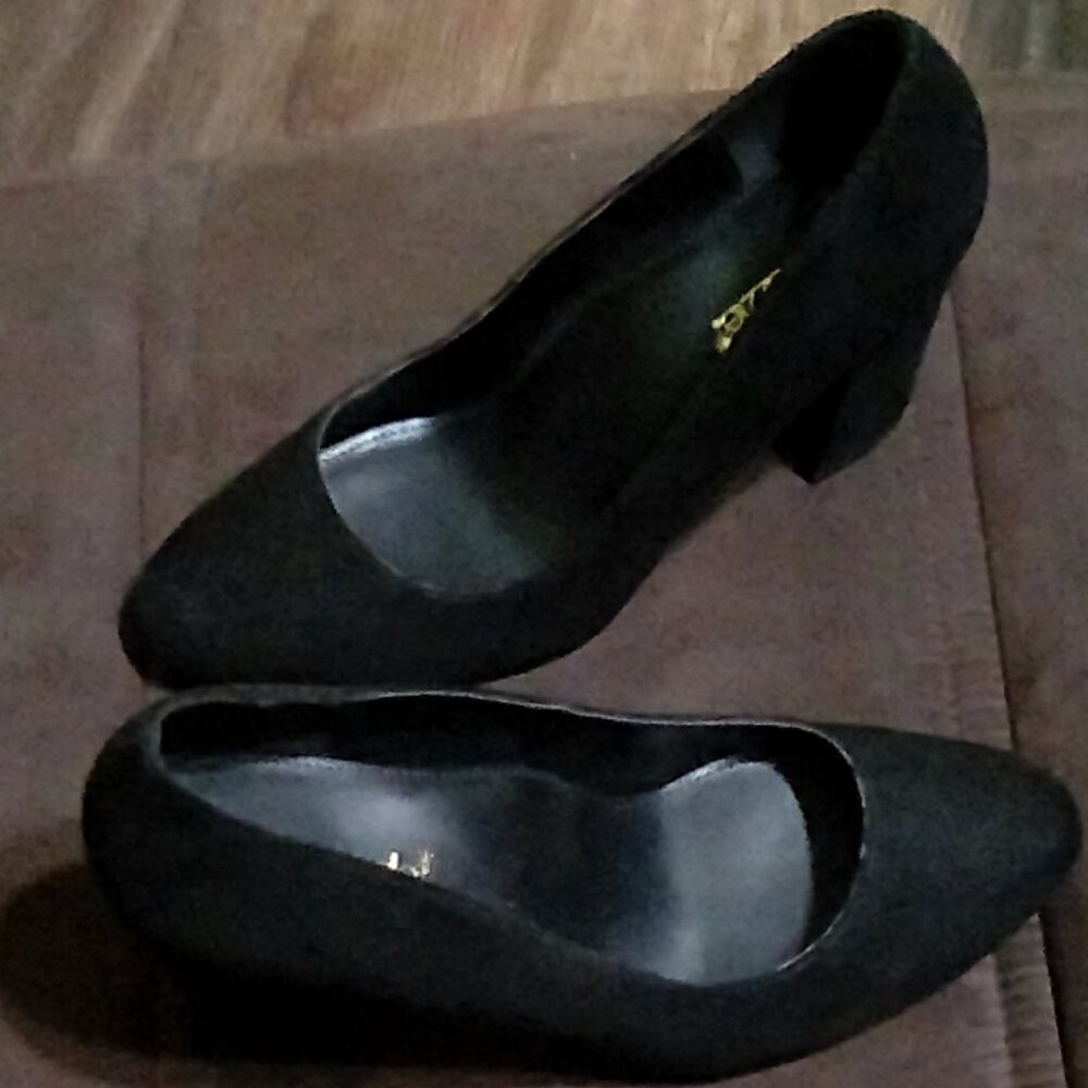 Black Block Heel Faux Suede Pump, size 9.5US, like new.